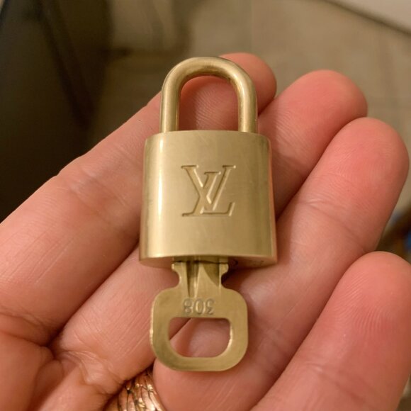 AUTH LOUIS VUITTON PADLOCK AND KEY - Picture 11 of 12